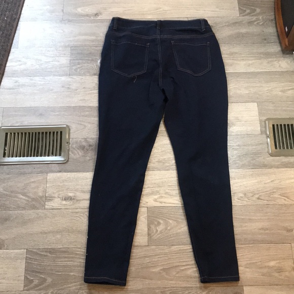 Woman’s Jeans - Picture 8 of 11